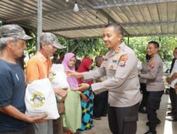 Cangkrukan Kamtibmas Polres Kediri Kota Berbagi Sembako dan Gelar Bakti Kesehatan