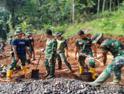 Tak Kenal Hari Libur, Satgas TMMD Genjot Terus Pengecoran Jalan di Lokasi