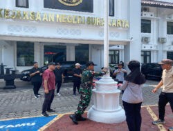Babinsa Kepatihan Wetan Latih dan Siapkan Petugas Upacara Bendera di Kantor Kejaksaan Negeri Surakarta
