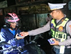Tidak Hanya Razia, Polres Bangkalan Beri Hadiah Bagi Pengendara Motor Taat Berlalu Lintas