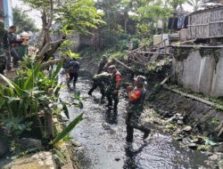 Peringati Harkitnas 2025, Dandim 0735/Surakarta Terjun Langsung Pimpin Pembersihan Sampah dan Rumput Liar di Sungai Buntung