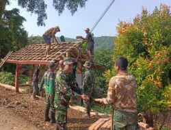Satgas TMMD Bongkar Poskamling Lama, Tingkatkan Keamanan Lingkungan Warga