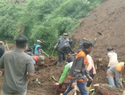 Sinergitas Polsek Tosari dan Warga Berhasil Tangani Longsor di Jalur Wisata Gunung Bromo