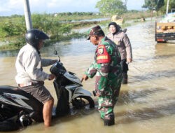 Polisi dan TNI Bantu Evakuasi Warga Terdampak Banjir di Sumenep