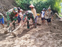 Gotong Royong Bangun Desa, Anggota Kodim Ponorogo Ikut Kerja Bakti Pelebaran Jalan