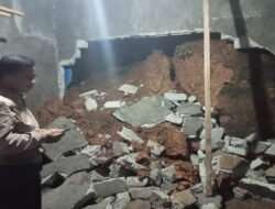 Tembok Rumah Warga Jebol Terkena Tanah Longsor, Babinsa Kodim Ponorogo Langsung Beraksi