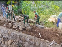 Babinsa Koramil Karangmalang Kerja Bakti Pembuatan Talud di Desa