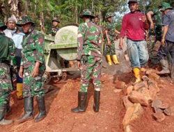 Satgas TMMD dan Warga Kebut Pengecoran Jalan, Medan Terjal Tak Jadi Penghalang