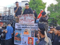 Keluarga Andreas Sianipar Gelar Aksi di Mapolrestabes Medan, Desak Tangkap 4 DPO Pembunuhan