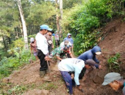 Babinsa Koramil Jogorogo Bersama Warga Bersihkan Material Longsor Yang Menutup saluran air