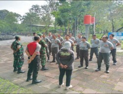 Hari Libur Tidak Menjadi Alasan Untuk Babinsa Berikan Materi PBB Dalam Kegiatan Latsar Linmas Kelurahan Tegalharjo