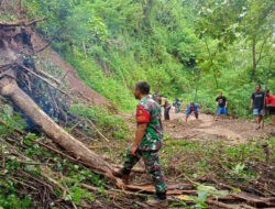 Jalan Tertutup Longsor, TNI-Polri dan BPBD Hadir Jadi Harapan Warga Trenggalek