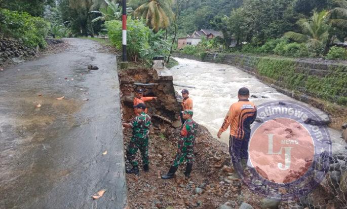 Tanggul Ambles, Akses Jalan Terancam! Respons Cepat Babinsa dan TRC BPBD Munjungan