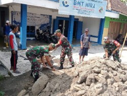Babinsa Bantu Warga Bangun Kandang Ternak