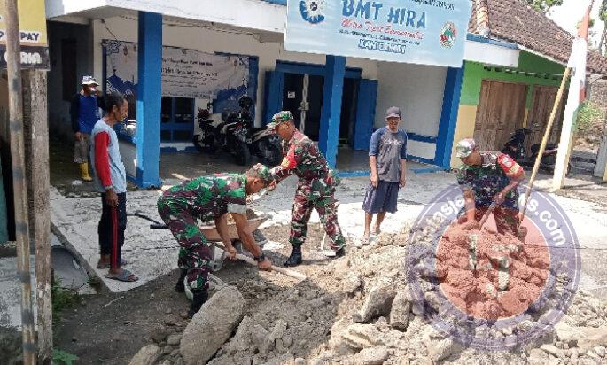 Babinsa Bantu Warga Bangun Kandang Ternak