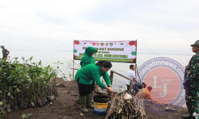 Ratusan Pohon Mangrove Hijaukan Pantai Purnama dalam Semangat TMMD ke-124 Kodim 0320/Dumai