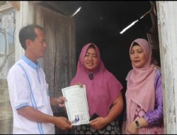 Tanpa Gengsi ! Kepala SMA Negeri 2 Kalianda, Herwansyah Blusukan Secara Door to door Serahkan Ijazah Secara Gratis