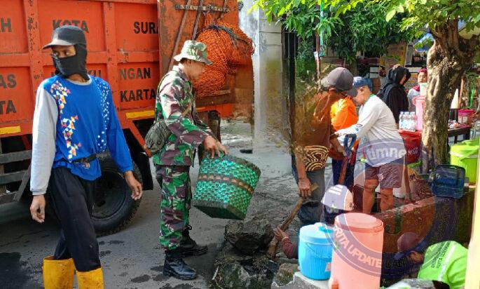 Tumbuhkan Kesadaran Masyarakat Pentingnya Kebersihan, Babinsa Gilingan Terjun Kelapangan Pimpin Kerja Bakti Pembersihan Lingkungan