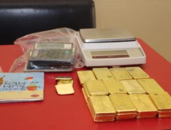 Polresta Pontianak Timbang 47 Keping Emas Sitaan Terkait Dua Laporan Polisi dengan total berat 32,9 kg