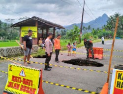 Jalan Kampak–Munjungan Putus Akibat Tanah Ambles di Trenggalek, TNI-Polri Sigap Amankan Lokasi