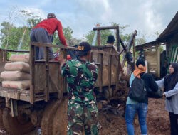 Ibu-Ibu Peduli, Dukung Moril Satgas TMMD Kodim 0610/Sumedang dengan Logistik di Lokasi Cor Jalan