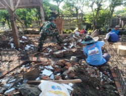 Selalu Ada Bersama Rakyat, Babinsa Bantu Renovasi Rumah Warga Babadan