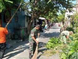 Babinsa Banyuanyar Bersama Linmas Laksanakan Kerja Bakti Perempelan Dahan dan Ranting Pohon
