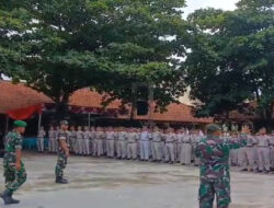 Babinsa Latih Tata Upacara Sekolah, Ciptakan Generasi Disiplin dan Patriotik