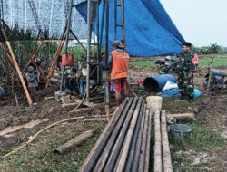 Babinsa Koramil Jogorogo Dampingi Petani Dalam Pembuatan Sumur Bor