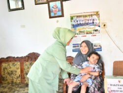 Anak Anak Prajurit Kodim Ponorogo yang Berkebutuhan Khusus Terima Bingkisan dari Ketua Persit KCK PD V/BRW