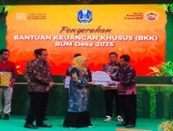 Gubernur Jatim Serahkan Dana Bantuan BKK kepada BUMDES Laksana Jaya Prupuh