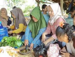 Hangatnya Kebersamaan: Ibu-Ibu Desa Pamulihan bakar Semangat Satgas TMMD ke-124