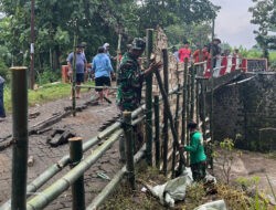 Bersama Warga,Babinsa Koramil Kedunggalar Perbaiki Jalan Desa Yang Longsor