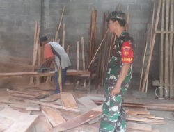 Babinsa Musuk Bantu Pembuatan Kandang di Desa Lampar