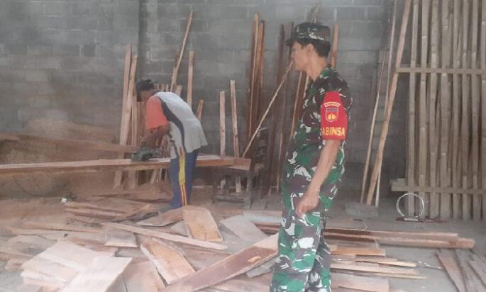 Babinsa Musuk Bantu Pembuatan Kandang di Desa Lampar