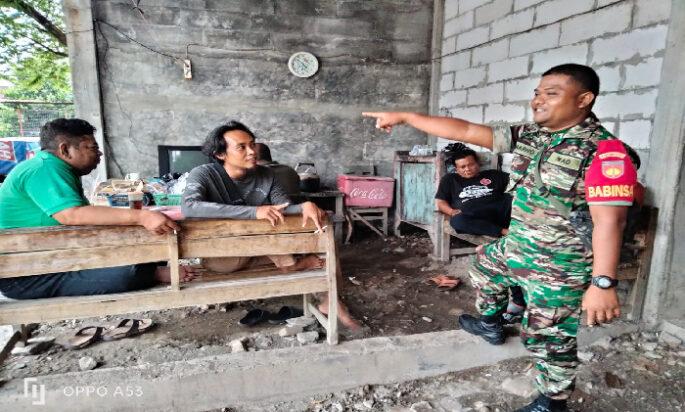 Sembari Bincang Santai Bersama Warga, Babinsa Jebres Selipkan Pesan Jaga Kamtibmas
