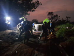 Tak Kenal Lelah, Satgas TMMD ke-124 Kodim 0610/Sumedang Lanjutkan Pengecoran hingga Malam Hari