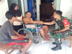 Wujud Rasa Empati, Babinsa Kepatihan Wetan Anjangsana Jenguk Warganya Yang Sakit