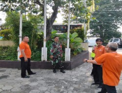 “Waspadai Curanmor”, Ini Selipan Pesan Babinsa Pucang Sawit Saat Komsos Dengan Security Hotel Kusuma Kartika Sari