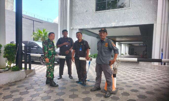 Aksi Humanis Babinsa, Obrolan Hangat Serka Priyanto Dengan Security Hotel Moxy Selipkan Jaga Keamanan