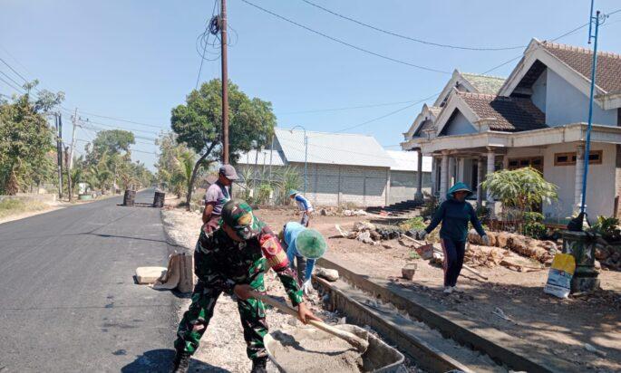 Babinsa Kodim Ponorogo Ikut Kerja Bakti Perbaikan Saluran Irigasi