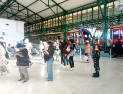 Pastikan Keamanan Dan Kenyamanan Para Pemudik, Babinsa Purwosari Cek Penumpang di Stasiun Kereta Api