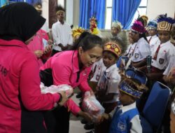 Kunjungi Raja Ampat, Ketum Bhayangkari Ny. Juliati Sigit Prabowo Salurkan Sembako hingga Gelar Khitanan Massal