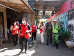 Gandeng PMI, Babinsa Pucangsawit Susur Kampung Cek Kesehatan Warga