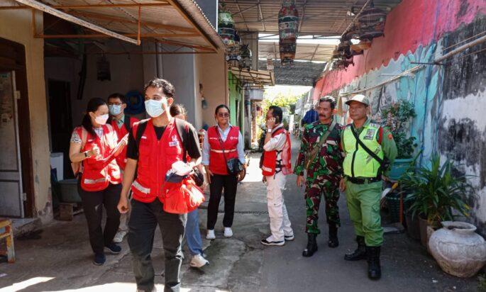 Gandeng PMI, Babinsa Pucangsawit Susur Kampung Cek Kesehatan Warga
