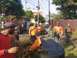 Kobarkan Semangat Gotong Royong, BabinsaTegalharjo Pelopori Kerja Bakti Pembersihan Lingkungan