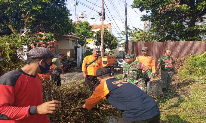 Kobarkan Semangat Gotong Royong, BabinsaTegalharjo Pelopori Kerja Bakti Pembersihan Lingkungan