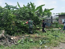 Semangat Pantang Kendur di Hari Libur, Babinsa Pajang Bersama Warga Bersihkan Lingkungan