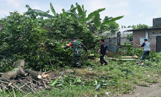 Semangat Pantang Kendur di Hari Libur, Babinsa Pajang Bersama Warga Bersihkan Lingkungan