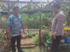 Anggota Polsek Bungah Meninjau Pekarangan untuk Program Ketapang
